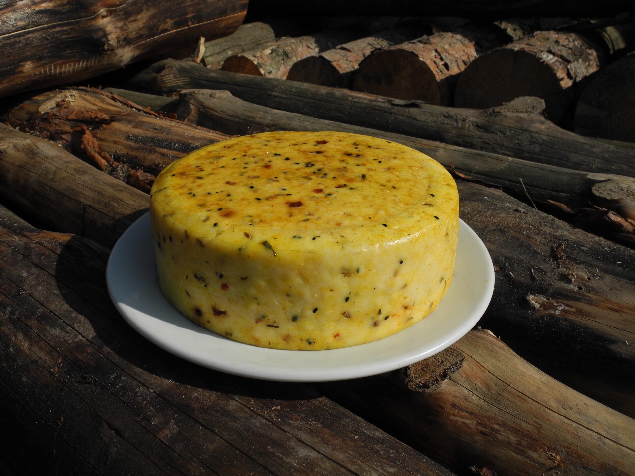 Ochucený polotvrdý sýr